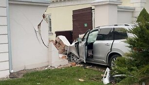 Jonavoje automobilis rėžėsi į kra&scaron;to muziejaus sieną