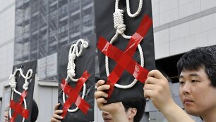 Protestas prie&scaron; mirties bausmę Hiroshi Maeue Japonijoje.