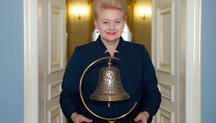 Prezidentė Dalia Grybauskaitė popiežiui Pranci&scaron;kui dovanos Laisvės varpą