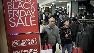 Juodasis penktadienis - Macy's parduotuvėje kai kurios prekės nukainuotos trigubai