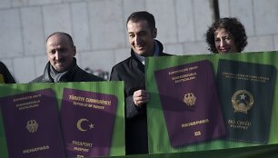 Demonstrantai susirinko prie pastato, kuriame Vokietijos krik&scaron;čionys demokratai ir konservatoriai derasi dėl dvigubos pilietybės būsimosios vyriausybės programoje.