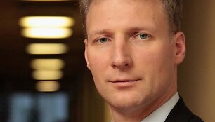 Pasak URM kanclerio K.Jankausko, ministerija sunkmečiu stengiasi taupyti ne uždarydama &scaron;alies diplomatines atstovybes, bet mažindama užsienyje dirbančių diplomatų skaičių.
