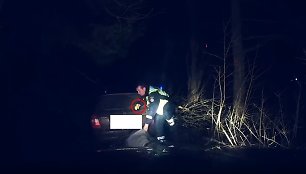 Sulaikymo operacijos momentas: pareigūno rankoje laikomas elektrošokas po akimirkos bus panaudotas.