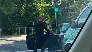 Vilniuje sustabdžius girtą vairuotoją, pareigūnui teko i&scaron;sitraukti ginklą