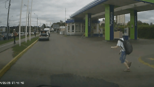Vaikas i&scaron;bėgo prie&scaron; automobilį