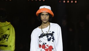 &bdquo;Tommy Hilfiger&ldquo; 2020 m. pavasario ir vasaros kolekcijos modelis