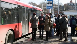 Nuo liepos 1 dienos į Kauno viešąjį transportą bus galima įlipti tik pro priekines duris.