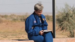 JAV astronautė Peggy Whitson Kazachstane laukia nusileidžiančių kolegų.
