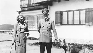 A.Hitleris su Eva Braun šalia Berghofo rezidencijos. 