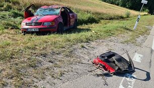 Kretingos rajone vertėsi kiek įkau&scaron;usio jaunuolio vairuojamas automobilis