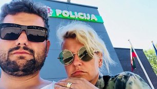 Laura Paukštė ir Dominykas Kubilius prie Palangos policijos komisariato