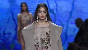 &bdquo;Alberta Ferretti&ldquo; 2016 m. rudens-žiemos kolekcijos modelis