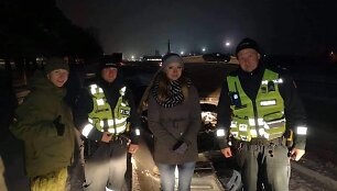 Dėkinga vairuotoja ir jai padėję policijos pareigūnai