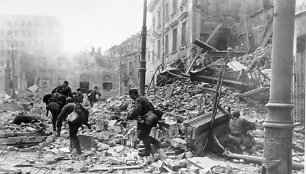 Vokiečių kariai gatvės kautynėse Var&scaron;uvoje (1944 m. rugsėjis)