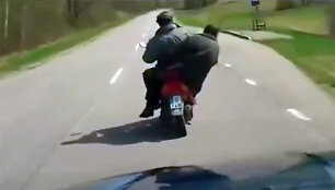 Girtas motociklininkas su girtu keleiviu