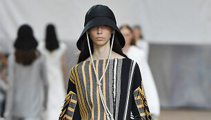 &bdquo;3.1 Phillip Lim&ldquo; 2019 m. pavasario ir vasaros kolekcijos modelis