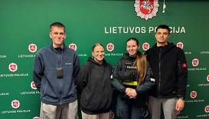 Policijos pareigūnai išgelbėjo skęstančią moterį