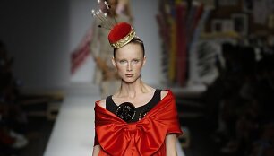 &bdquo;Moschino&ldquo; 2019 m. pavasario ir vasaros kolekcijos modelis