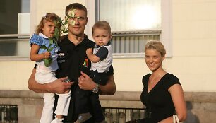 Robertas Javtokas ir Vilma Javtokienė su vaikais