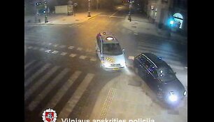 Po susidūrimo ma&scaron;inos užlėkė ant &scaron;aligatvio, tačiau pėsčiųjų vėlyvu metu ten nebuvo.
