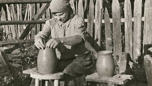 Moteris žiedžia puodą Rimašių kaimas 1951. Fot. Vacys Milius