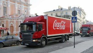 Iš sostinės Rotušės aikštės 10-us metus iš eilės pajudėjo Kalėdinis karavanas, kurį organizuoja Almos Adamkienės fondas ir „Coca-Cola“. Šiemet jis planuoja aplankyti 10 Lietuvos mokyklų.