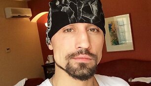 Dima Bilanas su Jurgitos Jurkutės dovanota kepure