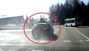 AUDI vairuotojas važiuoja per raudoną