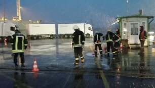 Incidentas perkėloje &ndash; važiuodamas į keltą vilkikas užkliuvo už stulpelio, pradūrė kuro baką
