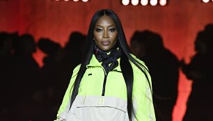 &bdquo;Tommy Hilfiger&ldquo; 2020 m. pavasario ir vasaros kolekcijos modelis
