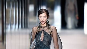 „Fendi“ 2021 m. pavasario ir vasaros aukštosios mados kolekcijos modelis: Bella Hadid