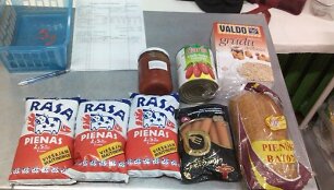 Virėjos i&scaron; darželio ne&scaron;ė pieną, ko&scaron;ę, de&scaron;reles ir kitus produktus.