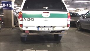 Policijos automobilis per dvi vietas