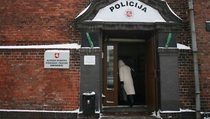 Ranką prie&scaron; moteris pakėlę vyrai uždaryti į are&scaron;tinę. 
