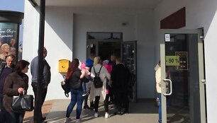 Eilės prie pa&scaron;to Alytuje