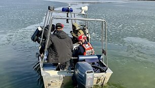 Ugniagesiai gelbėtojai Lavyso ežere padėjo rinkti sprogusio drono nuolaužas
