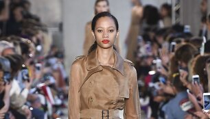 &bdquo;Max Mara&ldquo; 2018 m. pavasario ir vasaros kolekcijos modelis