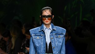 „Versace“ 2020 m. pavasario ir vasaros kolekcijos modelis
