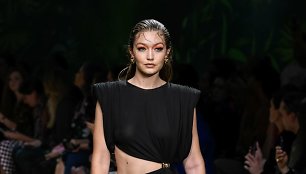 „Versace“ 2020 m. pavasario ir vasaros kolekcija: Gigi Hadid
