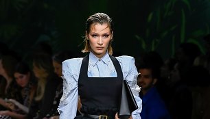 „Versace“ 2020 m. pavasario ir vasaros kolekcija: Bella Hadid