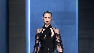 &bdquo;Elie Saab&ldquo; 2021&ndash;2022 m. rudens ir žiemos kolekcijos modelis