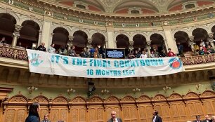 Klimato aktyvistai trumpam nutraukė &Scaron;veicarijos parlamento darbą