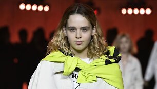 &bdquo;Tommy Hilfiger&ldquo; 2020 m. pavasario ir vasaros kolekcijos modelis
