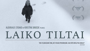 Filmo „Laiko tiltai“ plakatas