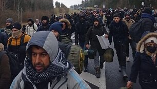 Migrantų kolona Baltarusijoje eina prie sienos su Lenkija