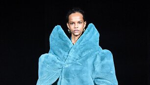 &bdquo;Balenciaga&ldquo; 2019&ndash;2020 m. rudens ir žiemos kolekcijos modelis