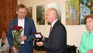 Kultūros ministras &Scaron;arūnas Birutis įteikė Gintautui Aleknai apdovanojimą