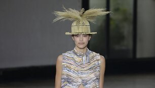 &bdquo;Issey Miyake&ldquo; 2019 m. pavasario ir vasaros kolekcijos modelis