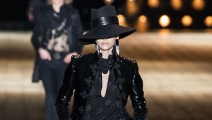 „Saint Laurent“ 2018–2019 m. rudens ir žiemos kolekcijos modelis