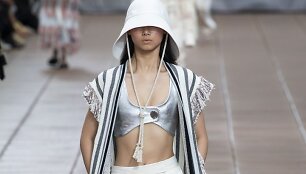 &bdquo;3.1 Phillip Lim&ldquo; 2019 m. pavasario ir vasaros kolekcijos modelis